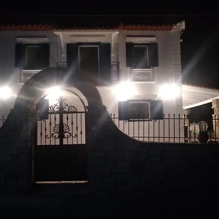 Luxury Two Story Ideal For Families Vila